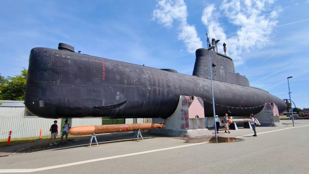 Monumen Kapal Selam Surabaya: Daya Tarik, Lokasi, dan HTM